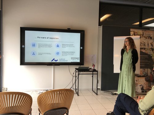 Foto af Johanne Korsdal Sørensen, der holder oplæg for SIRI