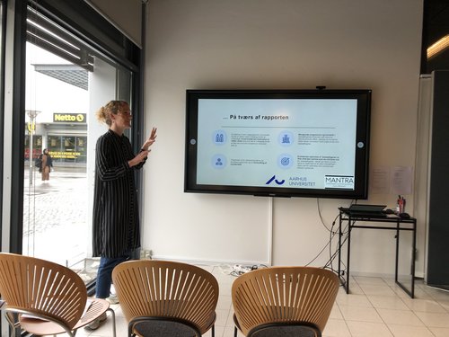 Foto af Liane Krog Bech, der holder oplæg for SIRI