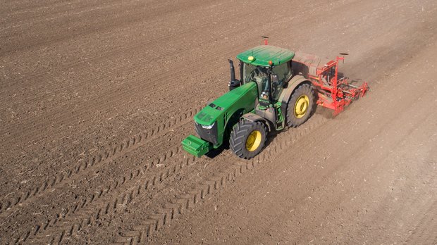 Foto af en traktor på en mark