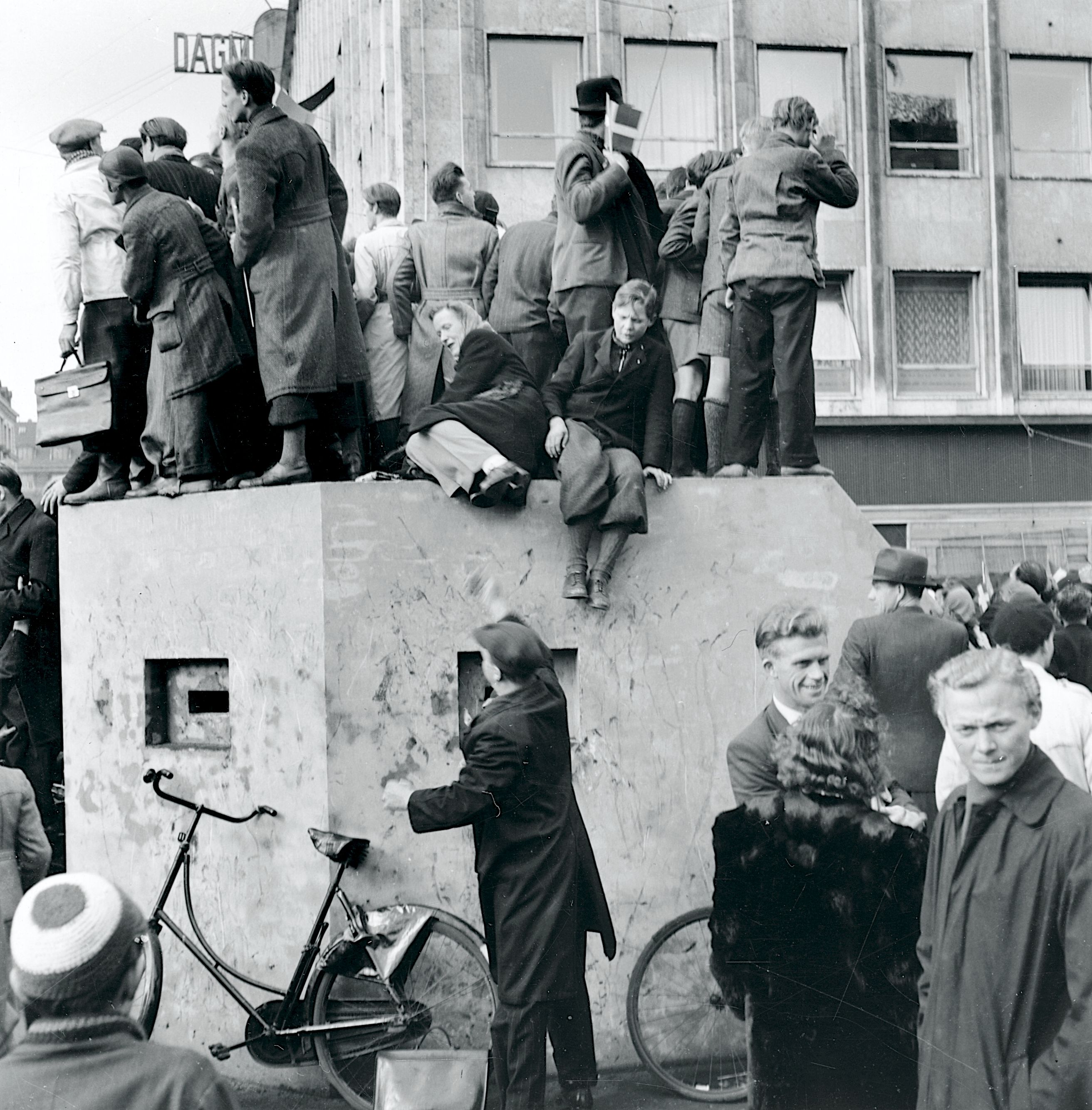 Den tyske vagtbunker udenfor Dagmarhus efter befrielsen ’’besat” af glade mennesker